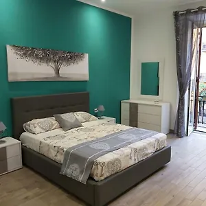 umberto-248-holiday-house-center-of-naples.hotels-amalfi.com/